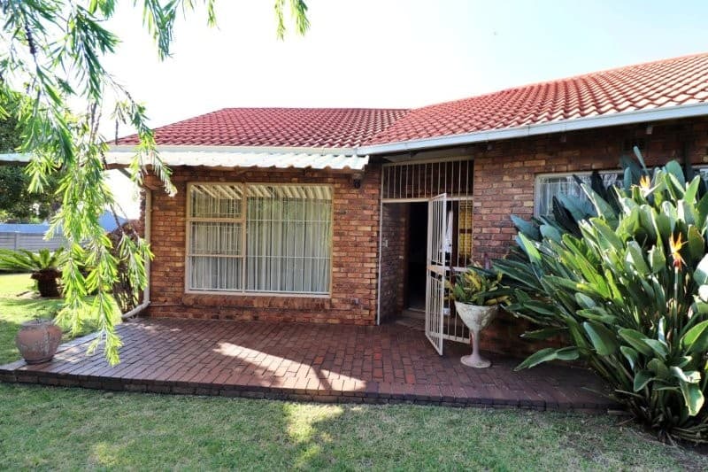 Stylish, Low-Maintenance Face-Brick Family Home with Fantastic Extras!