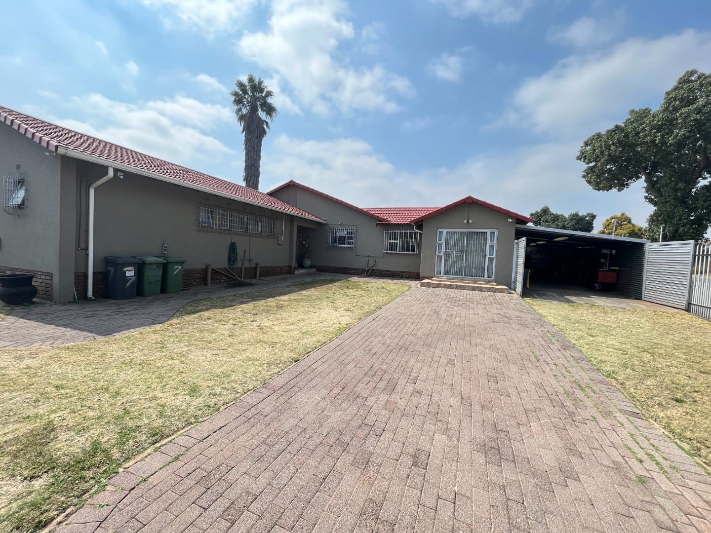 Verwoerdpark home with solar power and flatlet charm