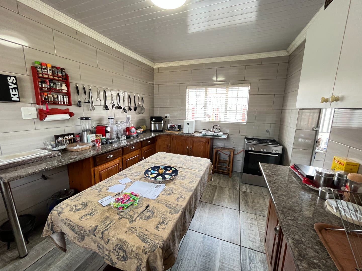 Verwoerdpark home with solar power and flatlet charm, picture 3