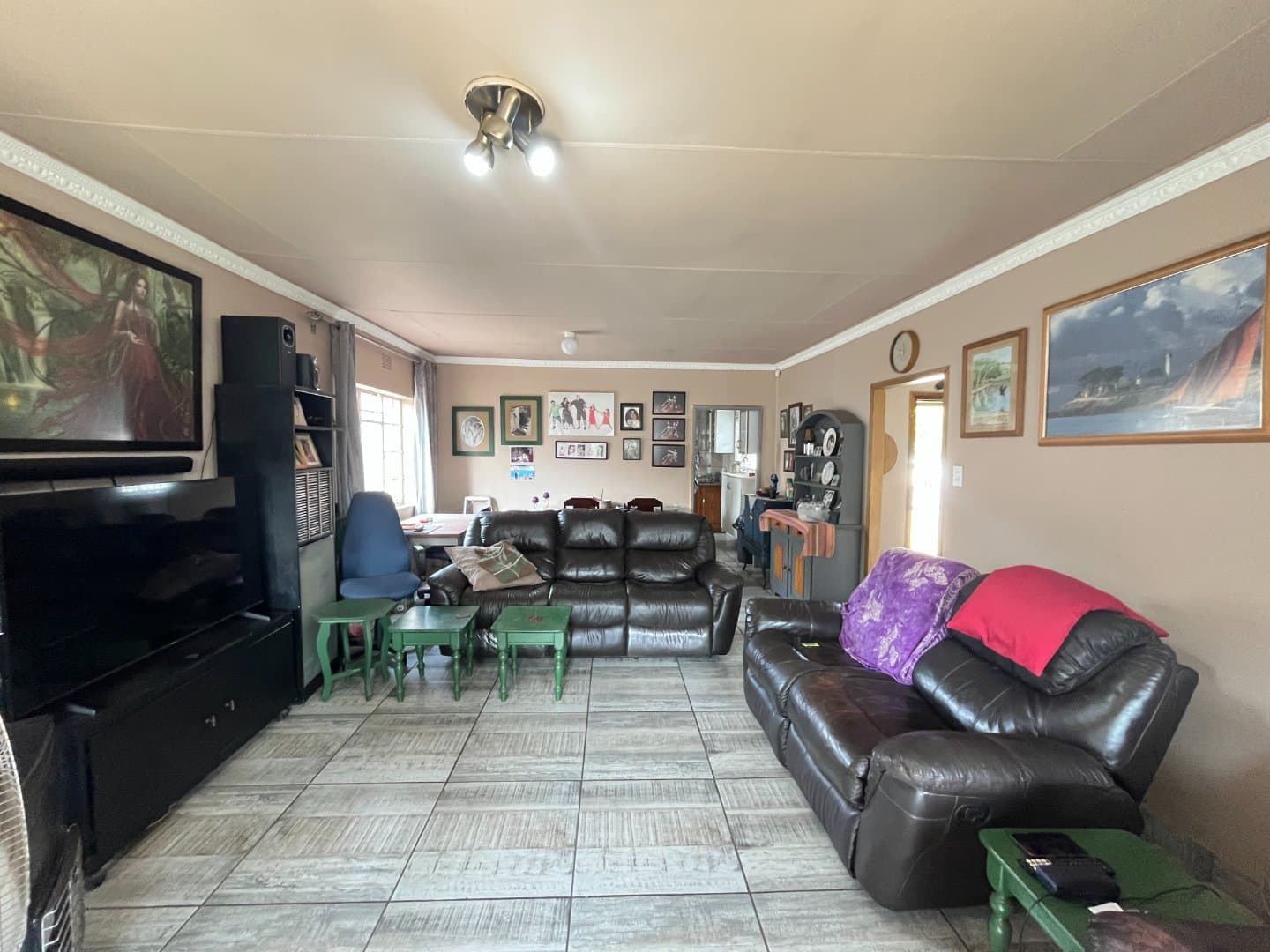 Verwoerdpark home with solar power and flatlet charm, picture 2