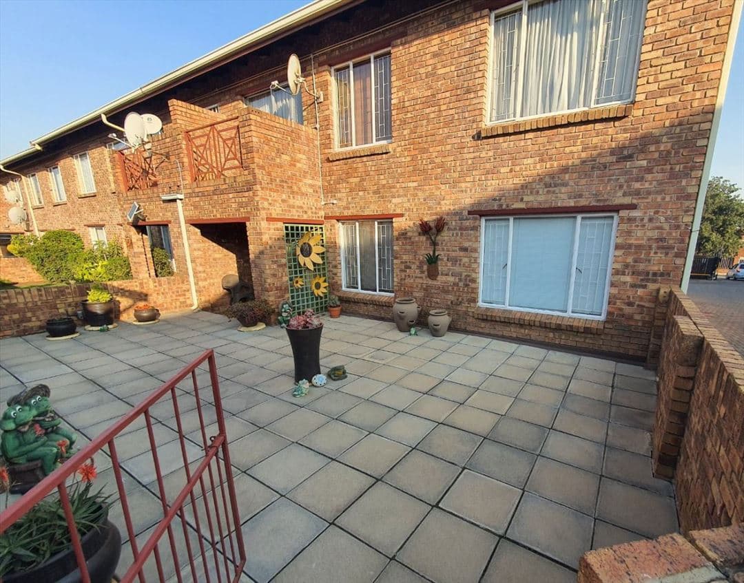 Beautifully Maintained Ground-Floor Townhouse