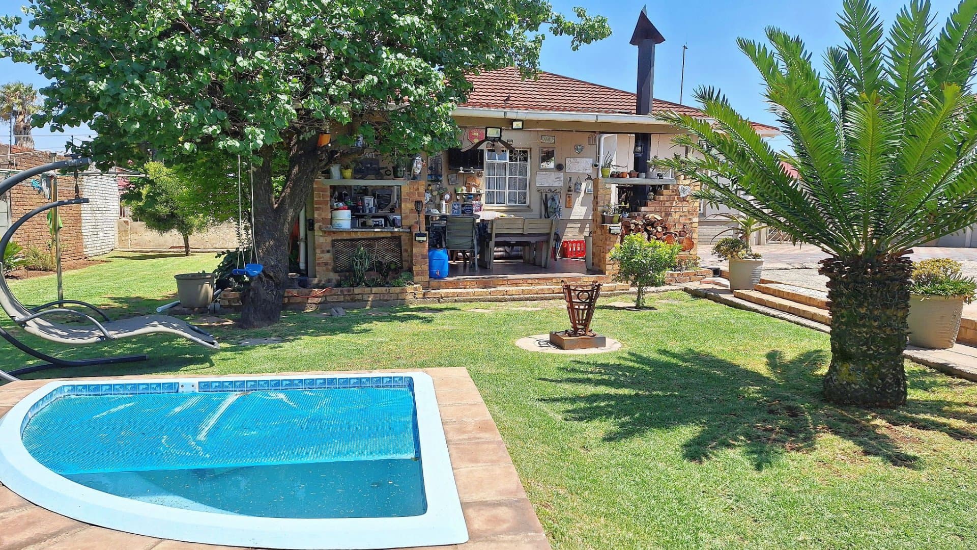 Charming Golden Oldie with Modern Comforts!