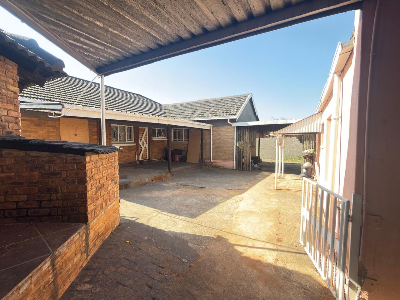 Spacious Family Home with 4 Income-Generating Cottages – A Rare Investment Opportunity in Dinwiddie
