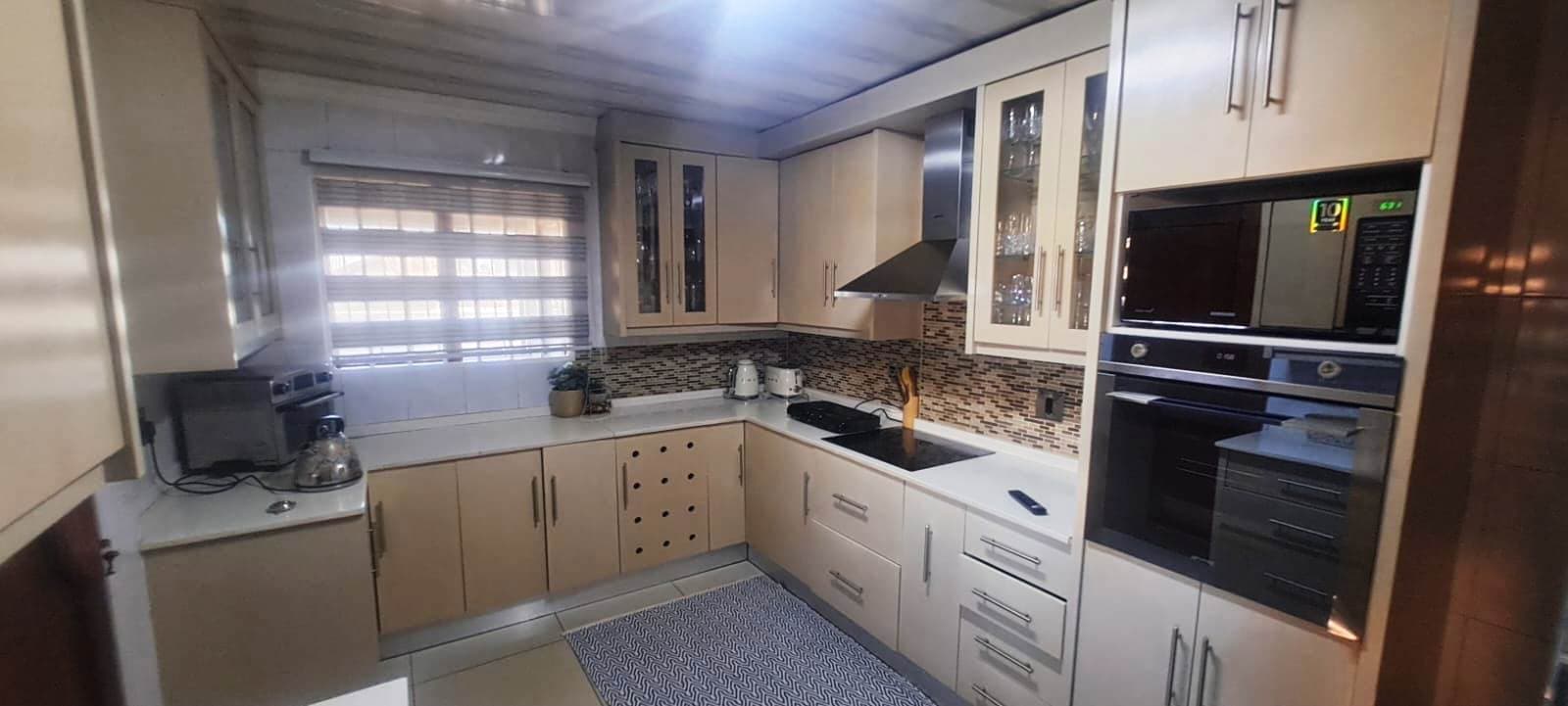 Chic 3 Bedroom Haven in Vosloorus with Fibre, picture 3