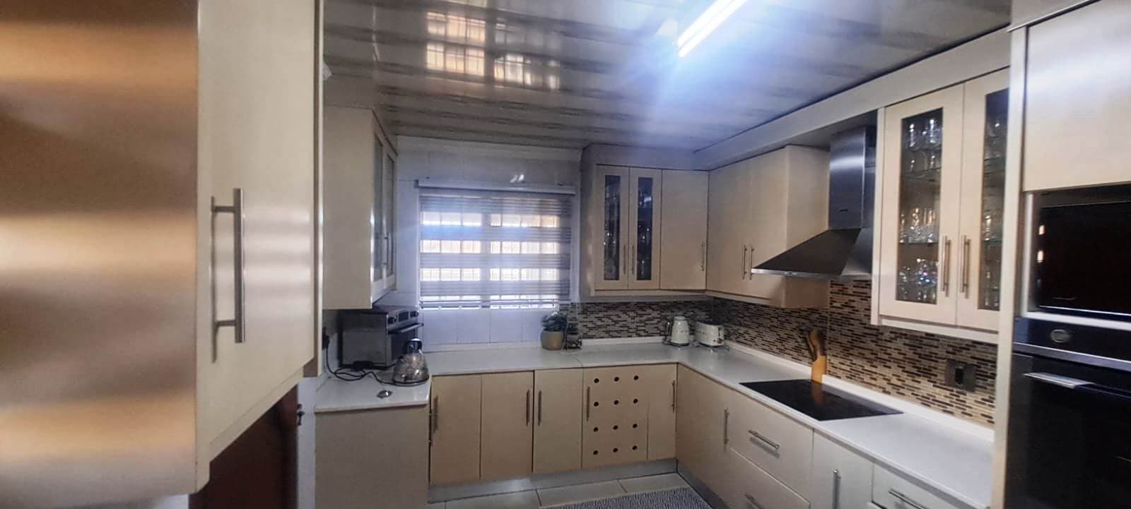 Chic 3 Bedroom Haven in Vosloorus with Fibre, picture 2