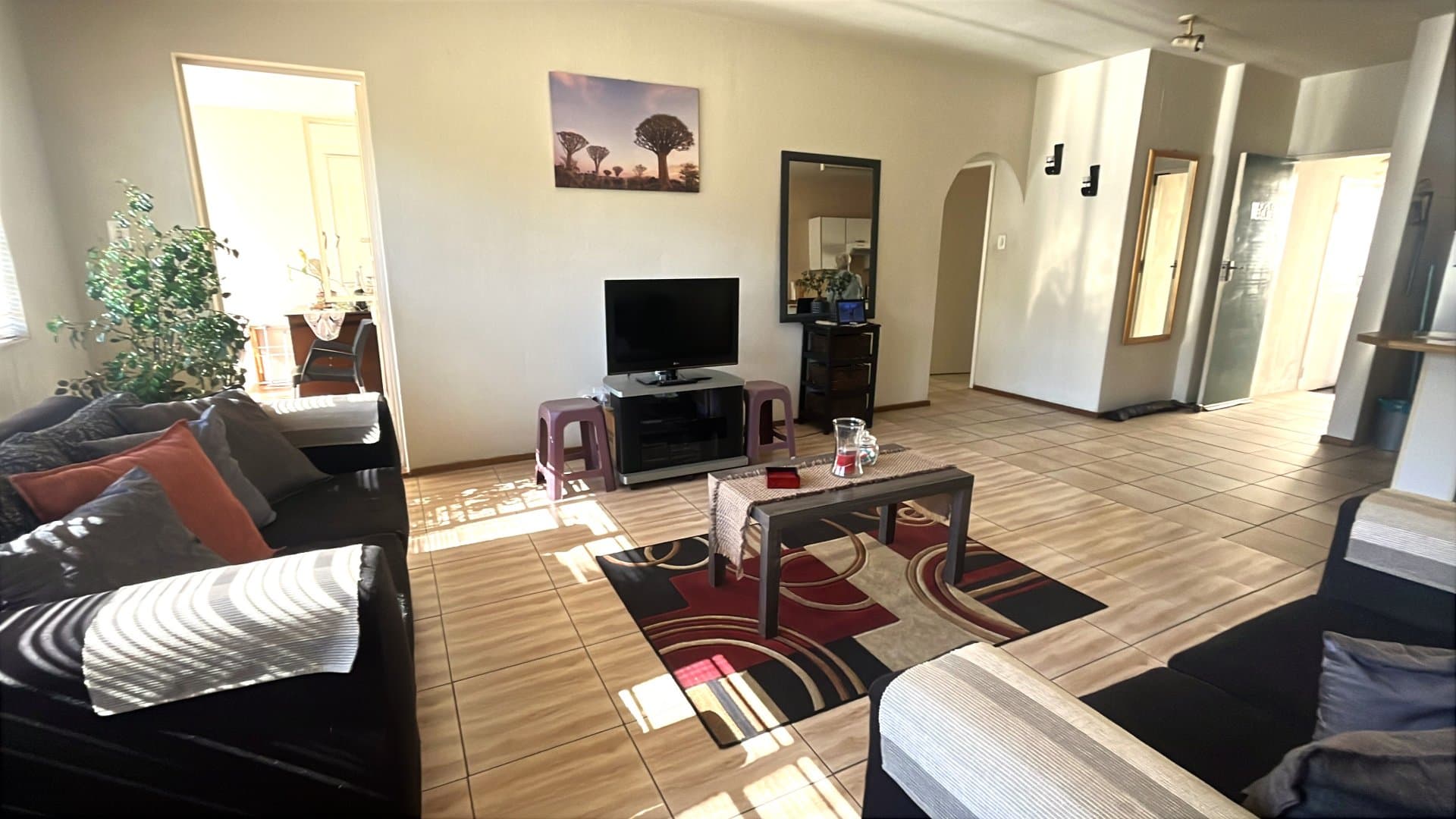 Charming 2-Bedroom Apartment with Patio, Pool & Excellent Security, picture 3