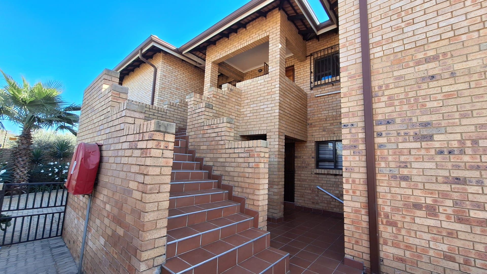 Modern Pet-Friendly, 3 Bed Upstairs Unit!