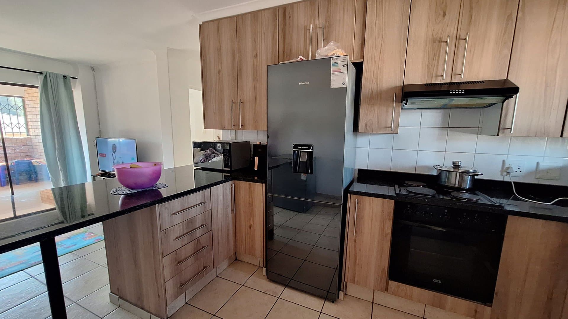 Modern Pet-Friendly, 3 Bed Upstairs Unit!, picture 2