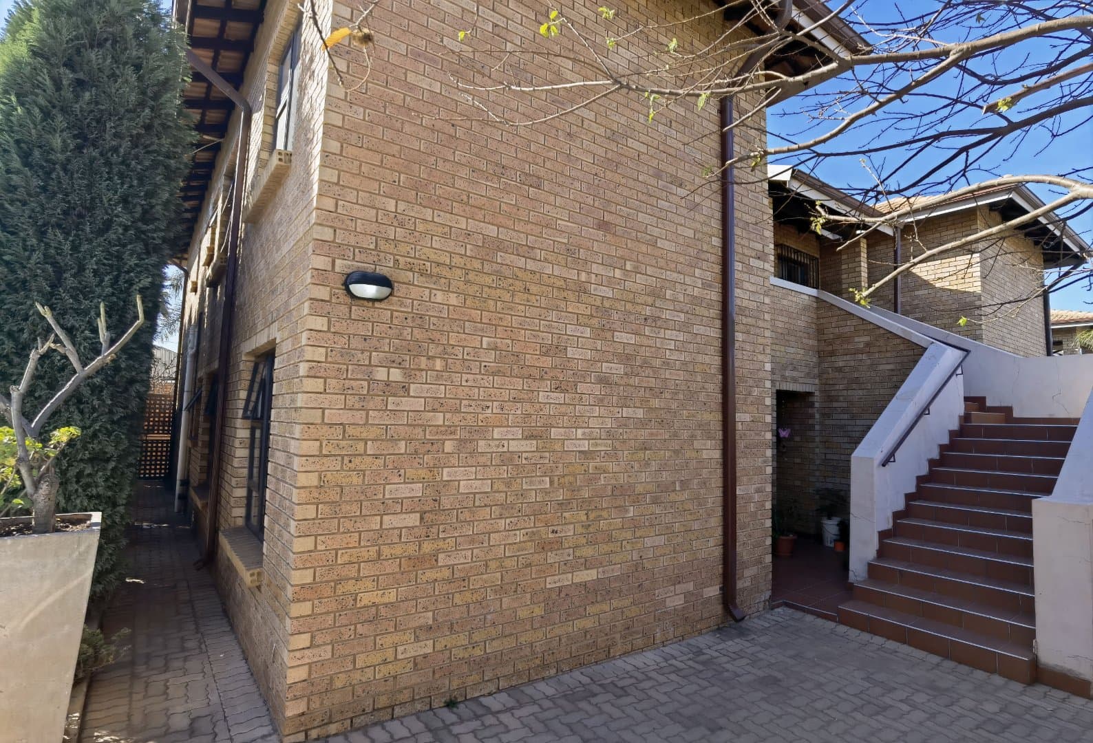 Modern Pet-Friendly Upstairs Unit!, picture 2
