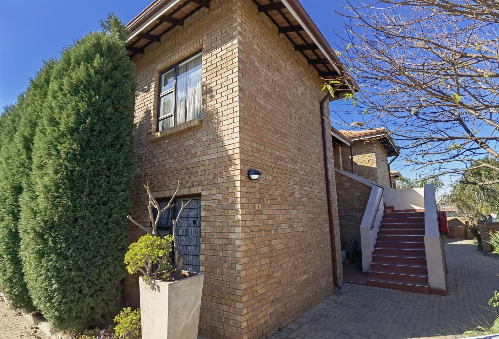 Modern Pet-Friendly Upstairs Unit!