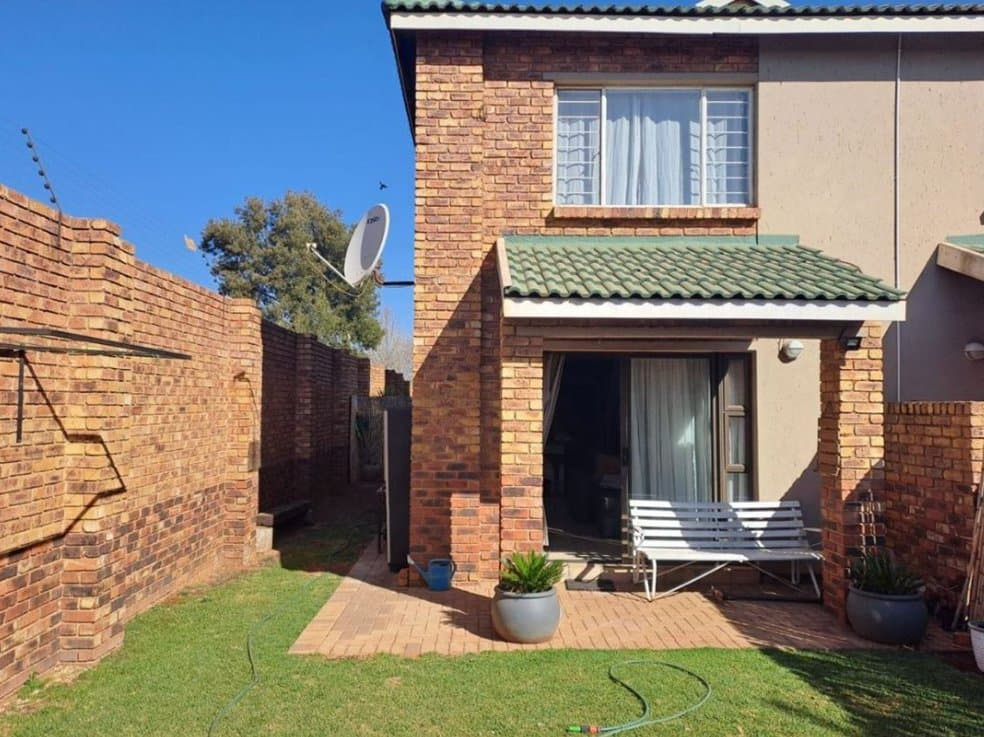 Neat & Pet Friendly Duplex in Brentwood Park