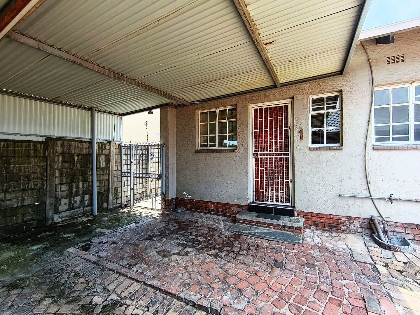 Charming, Modern Townhouse in a Secure Boomed Area, picture 2