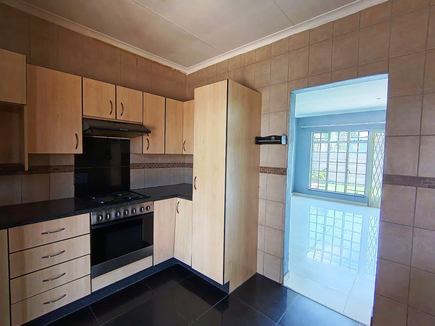 Charming, Modern Townhouse in a Secure Boomed Area, picture 3