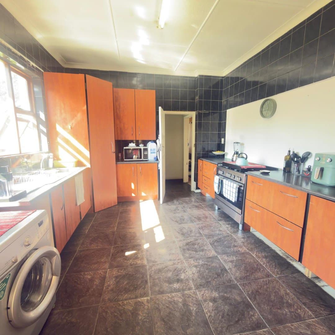 Spacious 4-Bedroom Home with Granny Flat and Investment Potential, picture 2