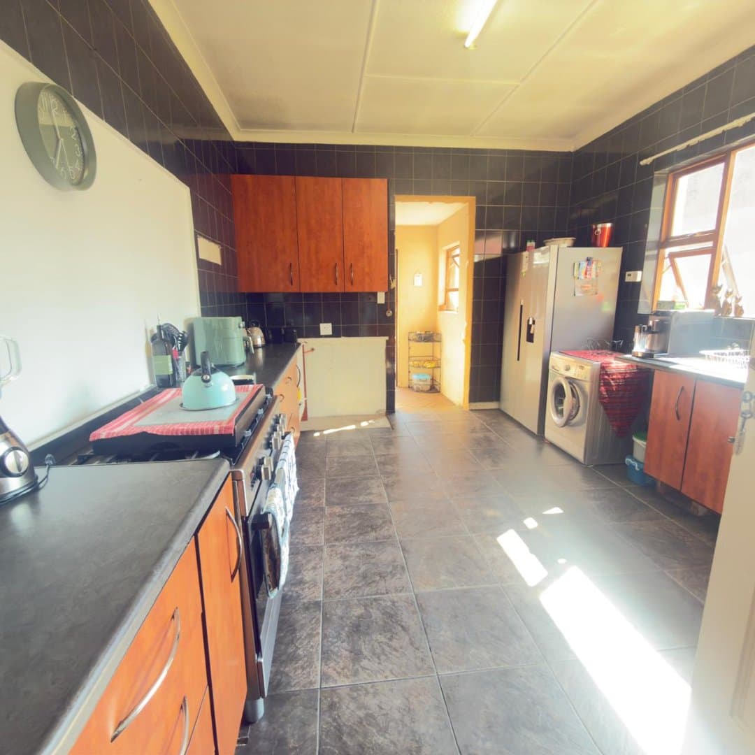 Spacious 4-Bedroom Home with Granny Flat and Investment Potential, picture 3