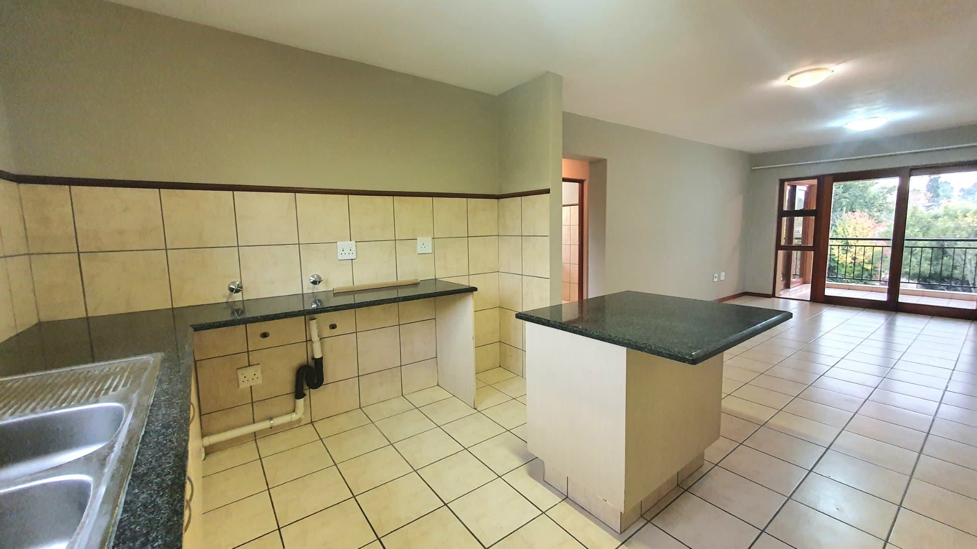 Upmarket, modern & secure UPSTAIRS 2 bedroom townhouse rental at Waters Edge - avail 1st Nov 2026, picture 2