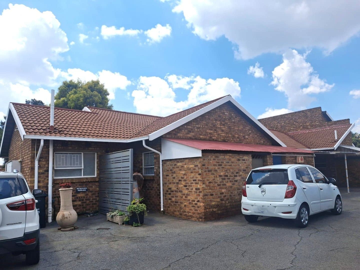 Lovely Facebrick Simplex with Garden