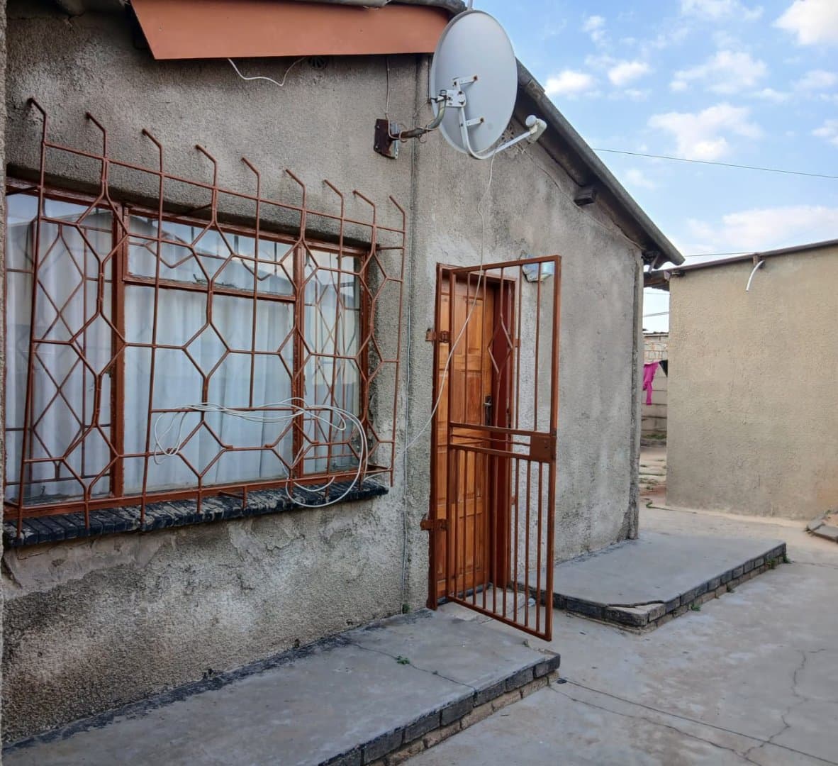 House with 5 ouside rooms