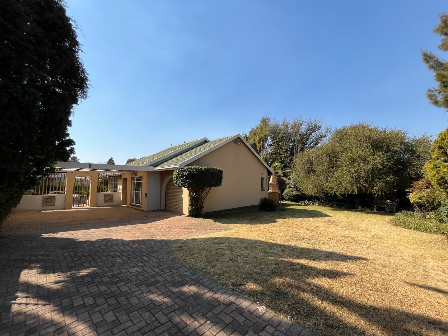 Charming Brackendowns Family Home with Pool and Garden