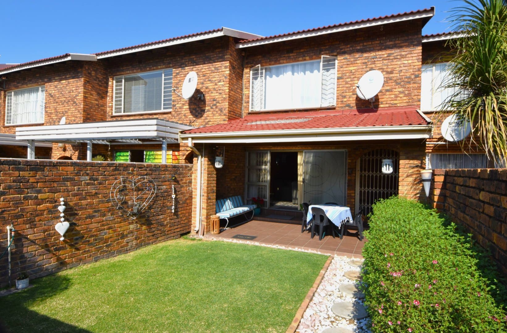 Sunny Brackenhurst Townhouse with Open Plan Living, picture 2