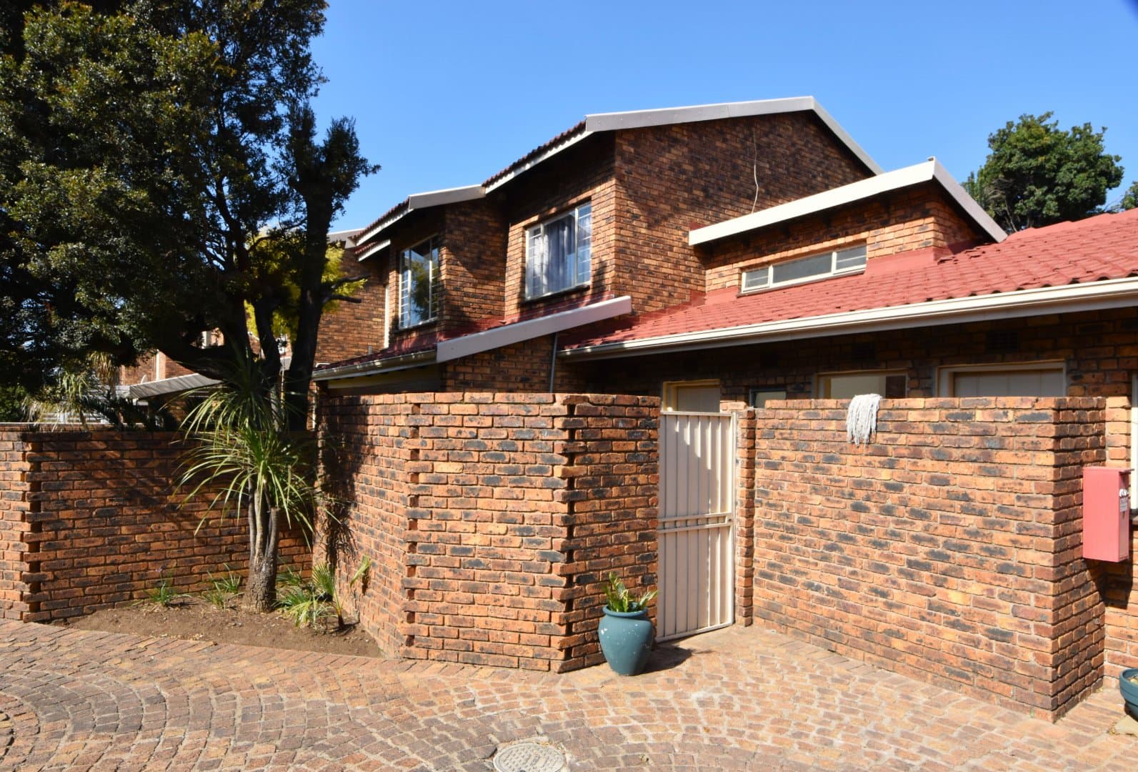 Sunny Brackenhurst Townhouse with Open Plan Living