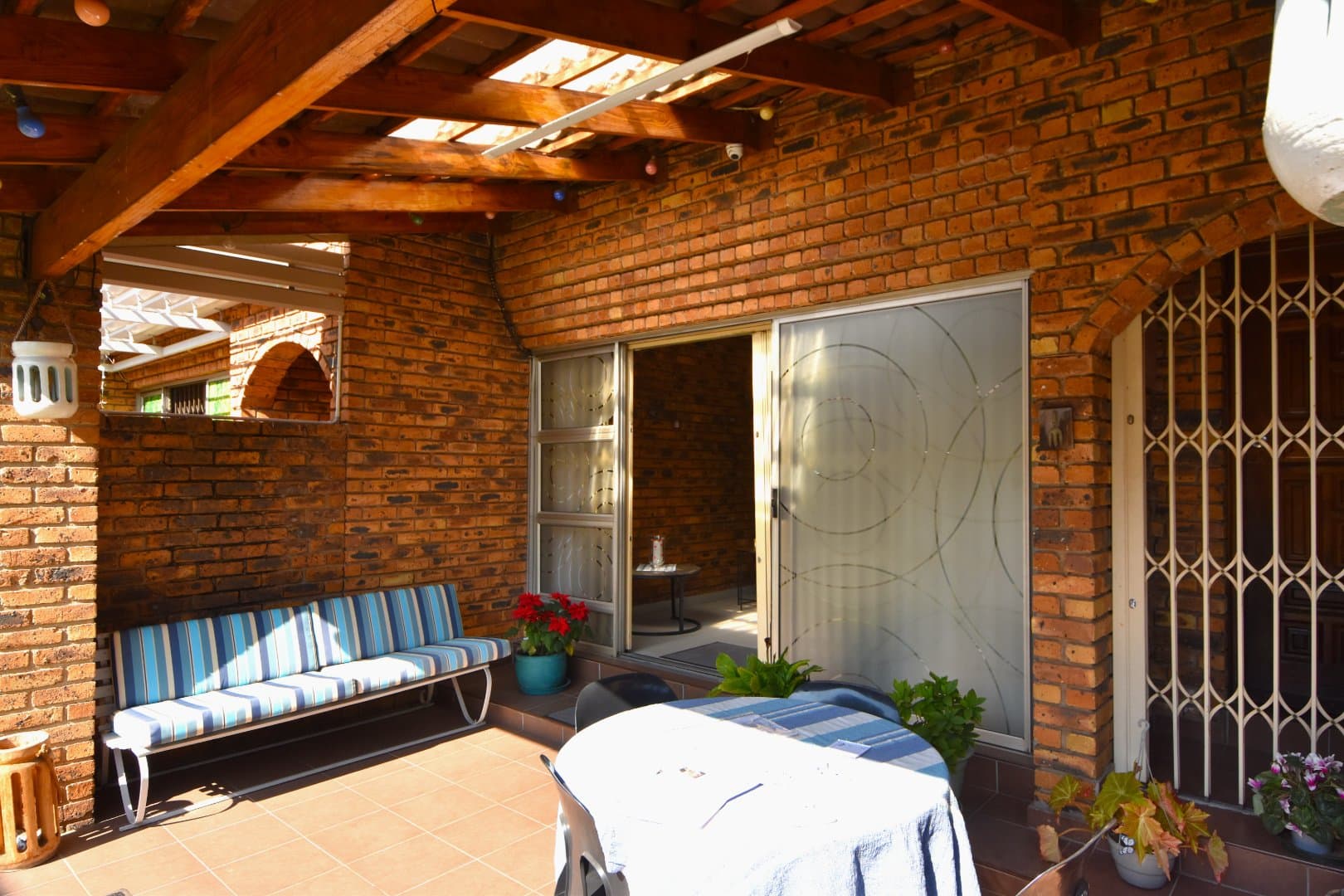 Sunny Brackenhurst Townhouse with Open Plan Living, picture 3