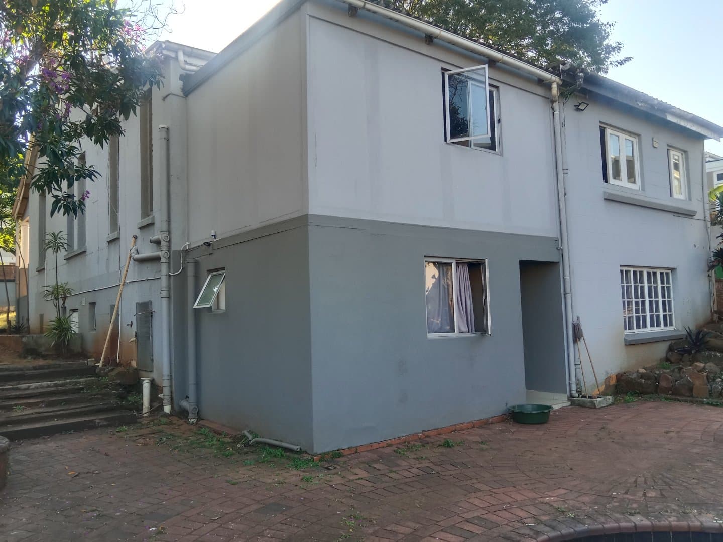 21 BEDROOM HOUSE TOGETHER WITH OUTSIDE BUILDINGS WITH PARKINGS.
