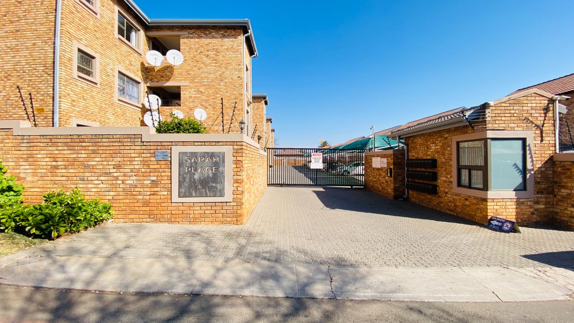 Smart 2 bed flat with communal braai spot